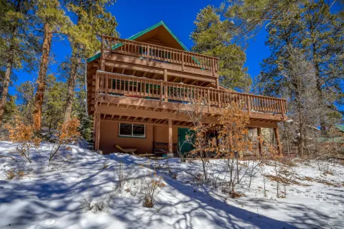 Charming Mountain Cabin with Hot Tub and Scenic Views - Cozy Retreat