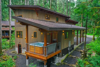 Luxurious Hot Tub and Cozy Fireplace - Stunning Wooded Escape 베이커 호 주변 호텔