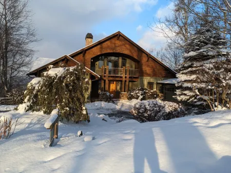 Breathtaking Long-Range Views and Home Theater - Exquisite Mountain Haven