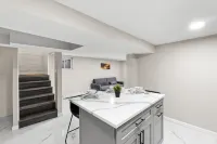Stylish Interiors with Smart TV and Work Station - Chic Urban Escape فنادق في Bayonne