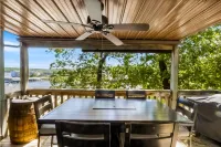 1st-floor condo with incl. boat slip & lake-view deck + on-site pools & hot tub Hotel a Village of Four Seasons