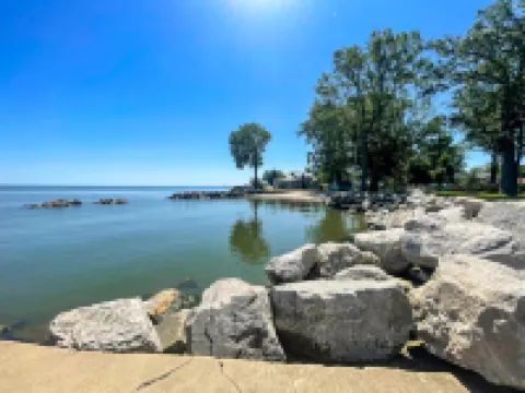 Spacious Cottage with Large Kitchen and Dining - Inviting Family Haven