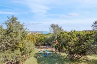 Scenic Lake Views and Cozy Hot Tub - Charming Hill Country Retreat Các khách sạn ở Canyon Lake