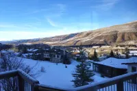 Expansive Living Space and Hot Tub Oasis - Stunning Modern Marvel Hotels in Eagle-Vail