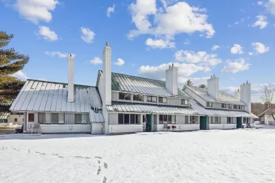 Village Green 8D: 2 br, gas fireplace, resort amenities!