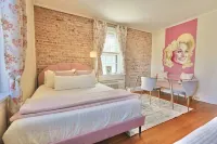 Bright Midtown Studio with Historic Character - Charming Floral Oasis Các khách sạn ở Knox County