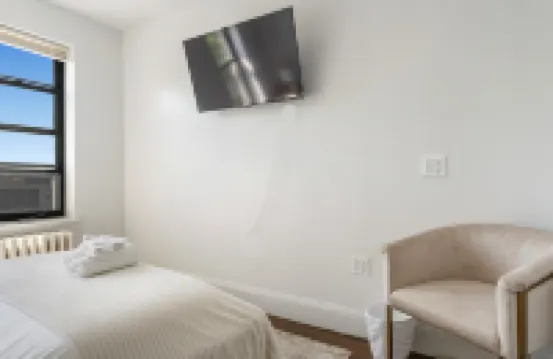 Cozy Studio with Shared Living Area - Charming Urban Retreat Отели в г. 