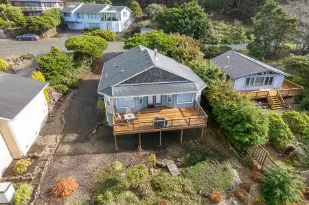 Breathtaking Views and Spacious Deck - Stunning Coastal Retreat Отели в г. Ошенсайд