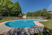 Alpine escape with  3 pools, hot tub, tennis & gym - fireplace, balcony & W/D Hotels in Warren