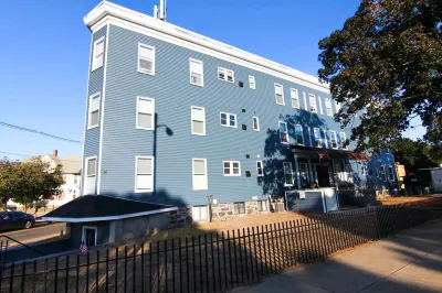 Modern Kitchen and Spacious Living Room - Stunning Getaway 몰든 카톨릭 하이 스쿨 주변 호텔