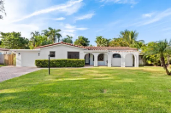 Pool, Spa, Tiki Hut and Spacious Backyard - Charming Retro Oasis