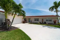 Tiki Bar and Pool with Fishing Dock - Spectacular Waterfront Haven