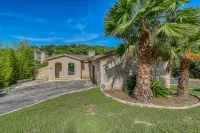 Peaceful retreat on Lake Travis with amazing views near wineries & distilleries