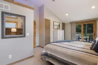 Private Decks and Large Backyard Oasis - Gorgeous Charming Cabin Hotels in Elk Rapids