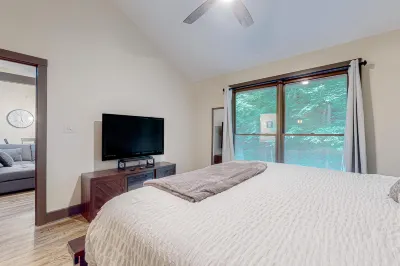 Waterfront cabin with private hot tub, fireplace, pool table, grill & firepit