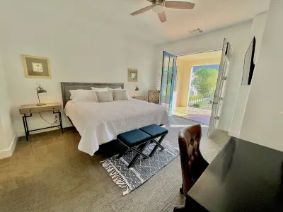 Cozy Fireplace and Scenic Private Patio - Luxurious Modern Getaway 트라디션 골프 클럽 주변 호텔