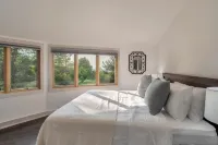 Amazing Town Mountain Getaway Hotel di Reems Creek