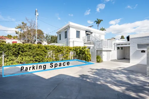 Elegant Outdoor Dining and Designer Furnishings - Luxurious Beach Escape