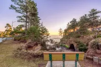 Enchanting Ocean View and Cozy Jacuzzi - Romantic Cottage Retreat