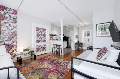 Vibrant Studio with Full Kitchen and Trundle - Stylish Unique Haven