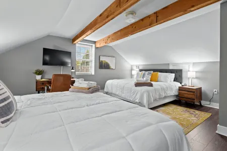 Spacious Dining and Walkable Shopping District - Charming Historic Haven