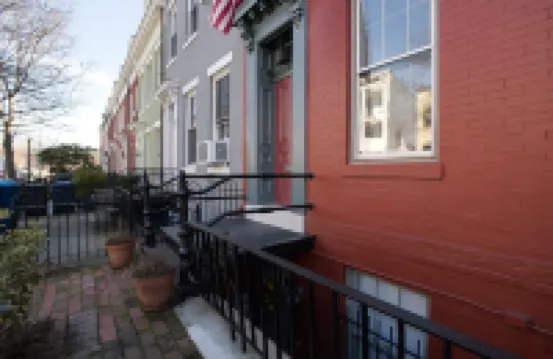 Cozy Living Space with Modern Amenities Near Landmarks - Charming Oasis 鄰近國會山的酒店