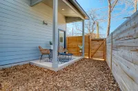 Private Patio and Modern Kitchen for Groups - Stylish Haven Hotels in Montopolis