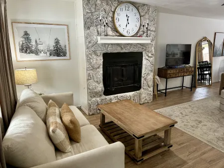 Cozy Fenced Yard and Modern Amenities - Inviting Mountain Retreat Отели в г. Ред Ривер