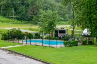 Stylish riverfront gem near town/hiking with pool & firepit  - dog-friendly Hotels in Blount County