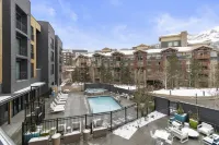 Stunning Mountain Views and Shared Heated Pool - Stylish Retreat Hotels in Summit County