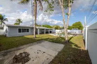 Relax & Unwind: 4BR Home w/ Pool in Hollywood