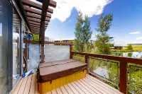 Dog-friendly Newpark townhome w/ private hot tub, washer/dryer, & central AC Hotel a Snyderville