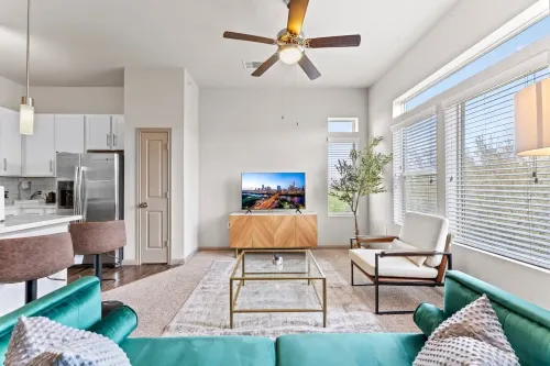 Stylish Oasis with Fast WiFi and Full Kitchen - Chic Retreat