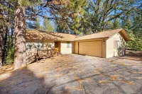 Family Getaway! Walking distance to the lake and close to Yosemite! Hotels near Yosemite National Park Sign