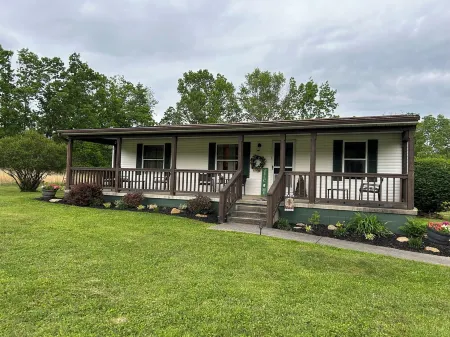 Grassy Meadow Getaway - HOT TUB! Отели в г. Николас