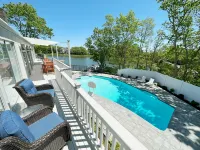 Heated Pool and Private Dock - Beautiful Waterfront Escape 제우 폰드 보호관리지구 주변 호텔