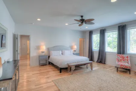 Lagoon Pool, Gas Grill and Bikes Included - Stunning Beach Retreat