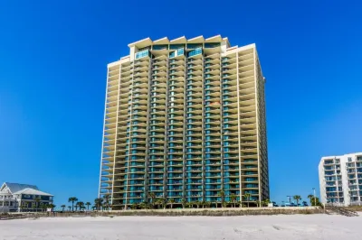 Water Slides and Rooftop Tennis Courts - Luxurious Beachfront Oasis Hotel in zona Canal Road Animal Hospital