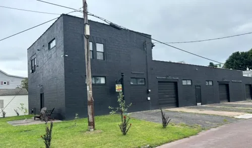 2 Bedroom Restored Historic Landmark-Old Industrial Soda Factory in Mount Carmel