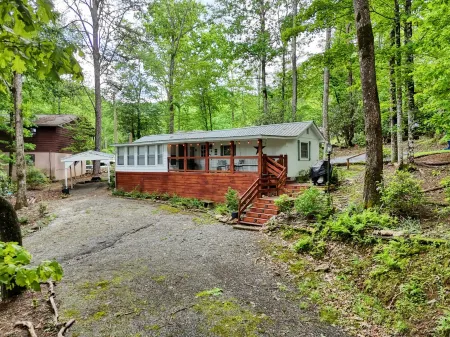 Cozy Country Cottage Just Minutes to Lake Chatuge and 15 Miles from Helen