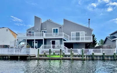 Lovely Spacious Waterfront escape (or WFH) Kayaks, 72' dock, mins to LBI beaches Hotels near Long Beach Island Library