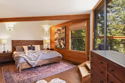 Snowshoe Cabin 3 Decks, BBQ & Hot Tub!