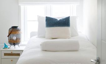 Mariners: Stylish Beachside Getaway with Sea Views