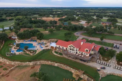 The Hideout Golf Club & Resort Отели рядом с достопримечательностью «Публичная библиотека Браунвуд»
