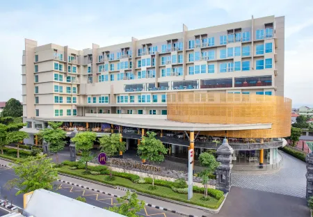 Grand Mercure Yogyakarta Adi Sucipto Отели рядом с достопримечательностью «Air Mancur IRJ RSUP Dr. Sardjito»