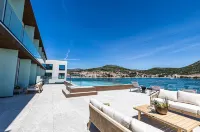 Marinus Beach Hotel - parking
