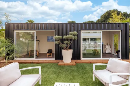 AC Hotel Marseille Prado Velodrome Отели рядом с достопримечательностью «Randonnées théâtrales Marcel Pagnol Cie Dans la cour des Grands»