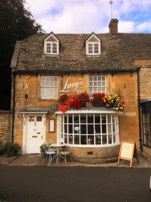 Lucy's Tearoom - 2-Star