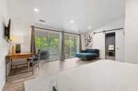 5BR Relaxation Haven Hot Tub Pool Table Fun M Hotels in Warr Acres