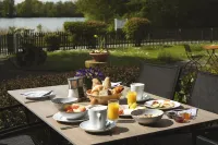 Sopherl am See - Frühstück auf der Seeterrasse, sehr ruhig und wunderschön am See, 3 Minuten nach Oberpfaffenhofen, viele Radtouren, Restaurants & Cafes in der Umgebung Hotels in Herrsching am Ammersee